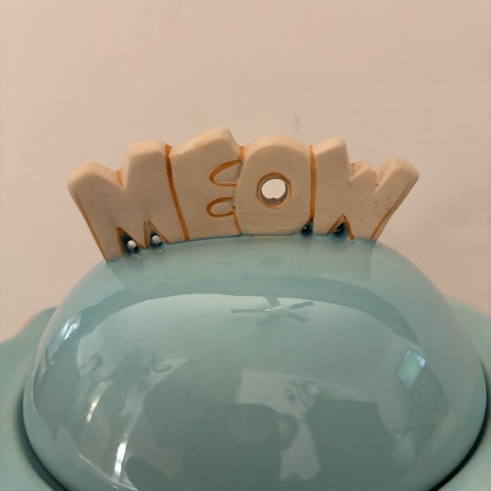 Carmel Ceramica Cat Cookie jar with “Meow” lid - Picture 8 of 16